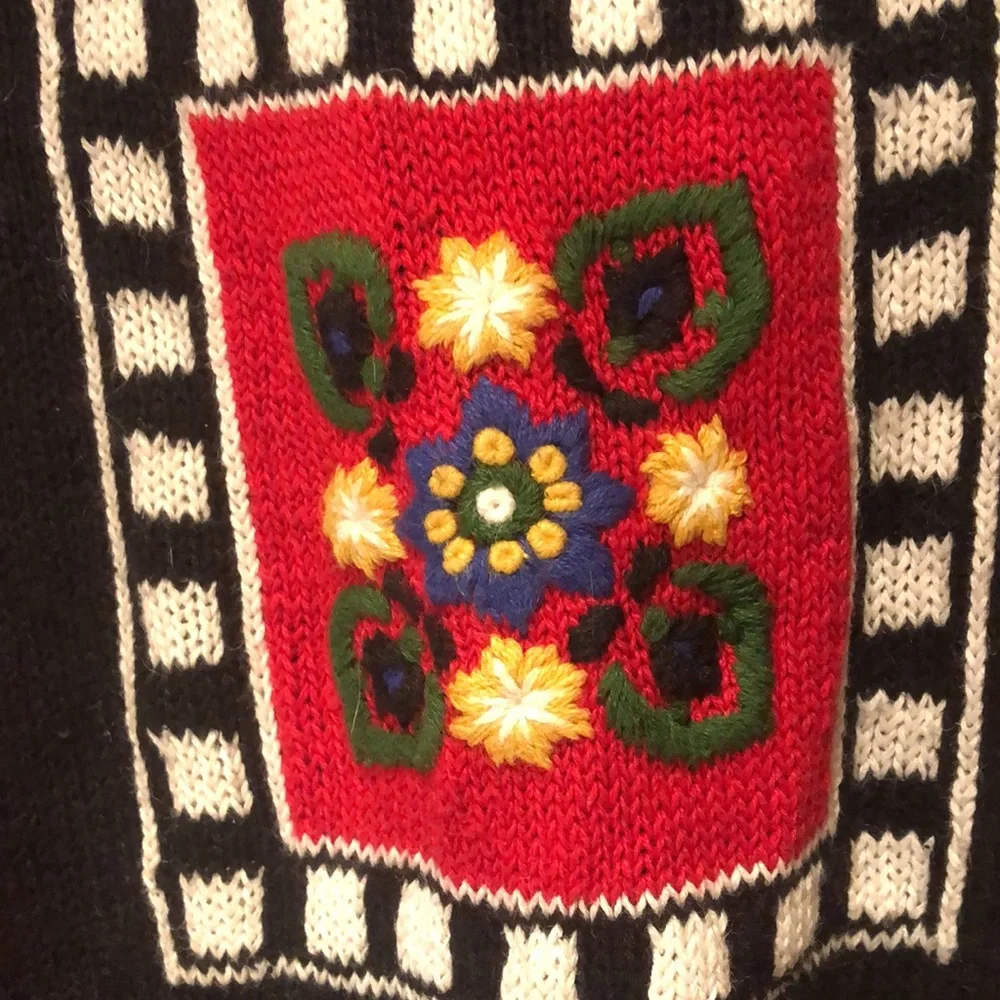 Vintage Ashleigh Morgan black red & orange with decoration size large women’s - Picture 2 of 10